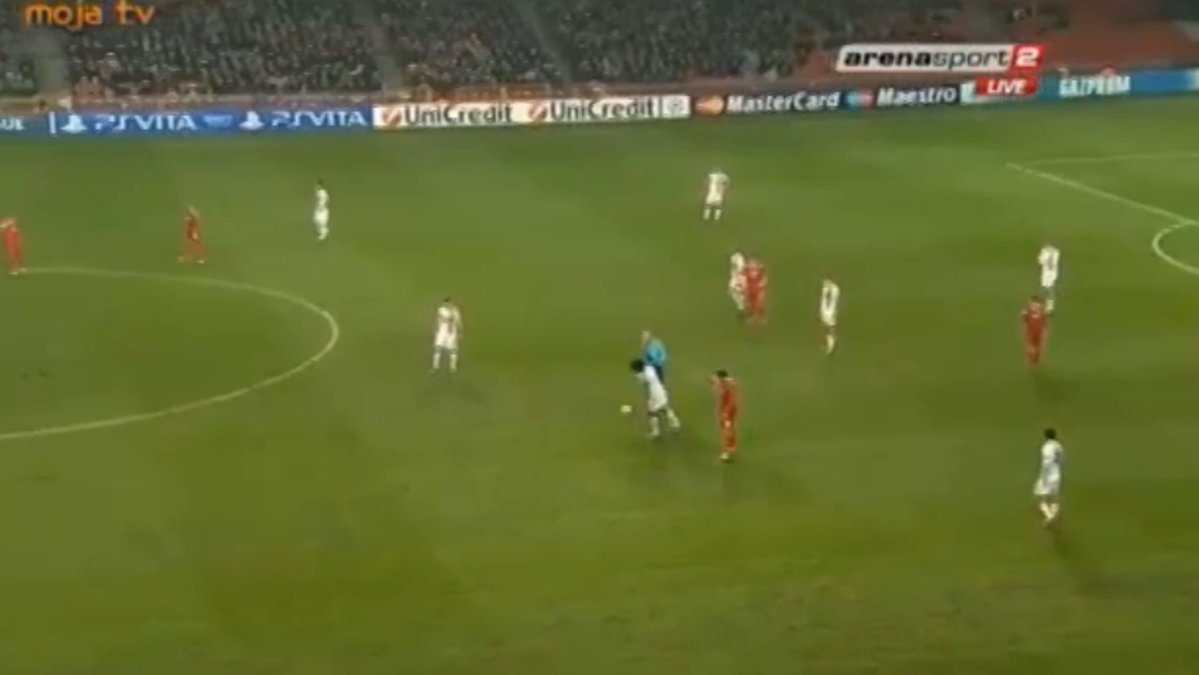 Sjachtar Donetsks Willian droppade ner bollen mot danskarnas målvakt.
